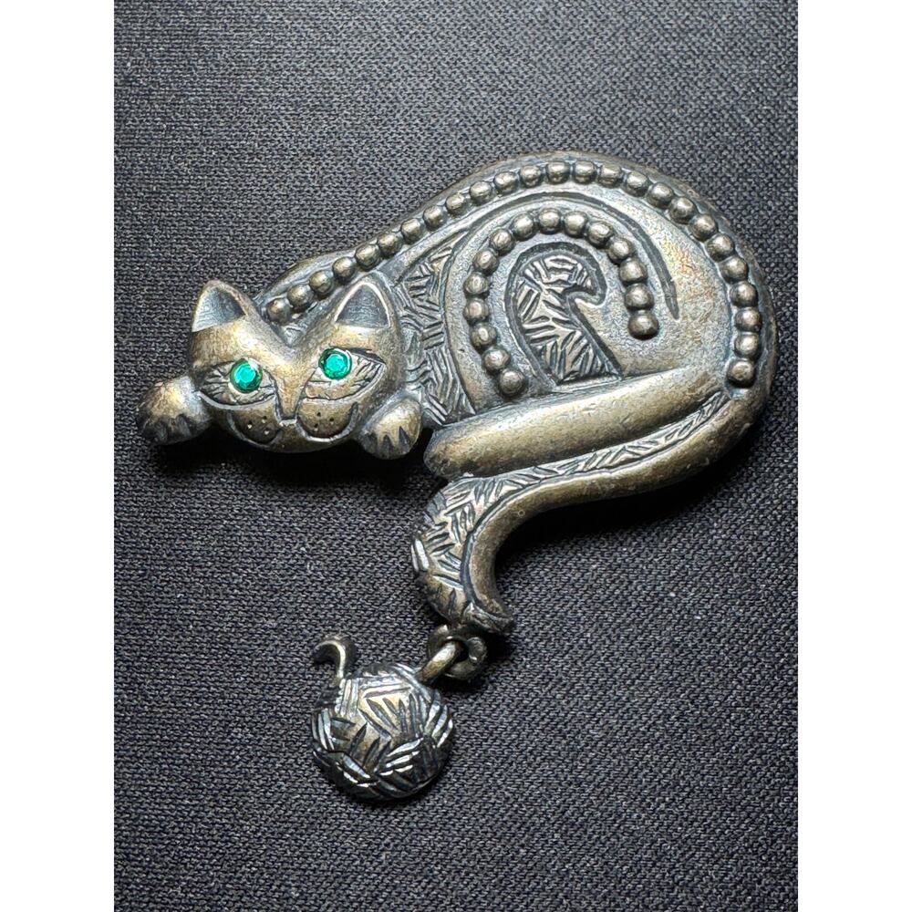 Newpro Pewter Cat with Yarn and Green Eyes Brooch